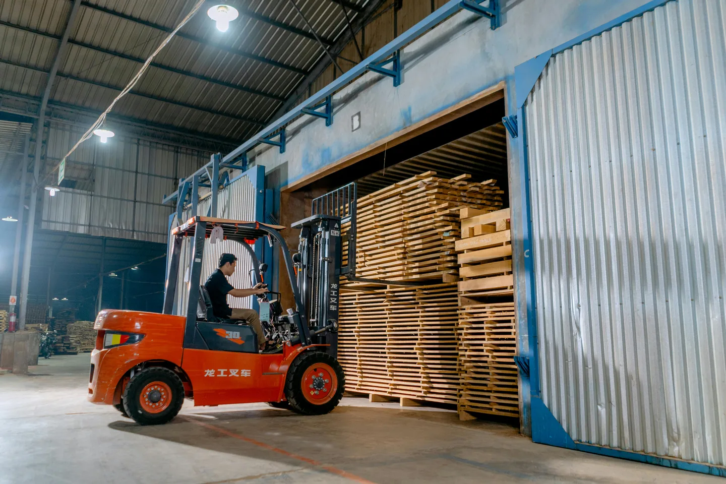 Vehicle-on-plant incidents: what they are and how AI can reduce them by up to 61%